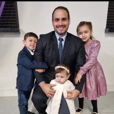 Médico Ginecólogo.Papá de Luciana, Benjamín y Maria Paz