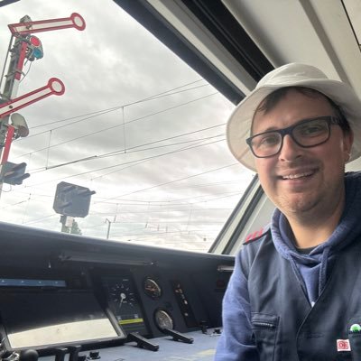Lokführer und Podcaster. Meine Podcasts @podcastlabel https://t.co/eSmnAZ7OSf Meine Bücher und Bilder https://t.co/oq8HnAJeEF | ❤️ @dieboerner @gregor@bahn.social