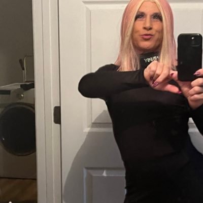 positive and measured . Fit, fun ,! I am the Moon Child . UFC Fan , pro logic , go Gators 🐊. t-gurl