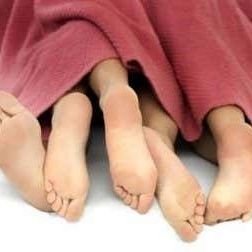 pareja de dos hombres buscamos tercero en la ciudad de la plata, cuerpos reales, algo de pancita, siempre cuidandonos con preservativo para sexo anal y oral.
