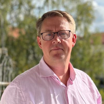 Arbetar som lärare på restaurangskola samt driver Pelles Hortikultur & Delikatesser där jag får utlopp för mitt mat, blomm & äppelintresse.