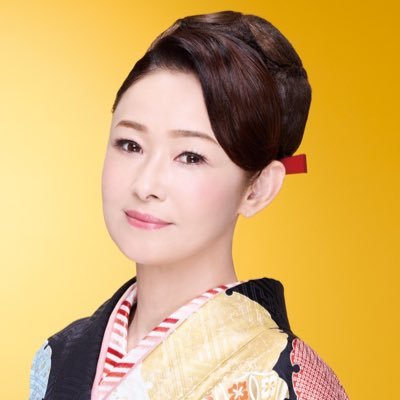 サンミュージックプロダクション / 日本コロムビア 所属。はこだて観光大使 / 千葉県いちご組合連合会公認いちご大使 / 市営函館けいりん宣伝大使
