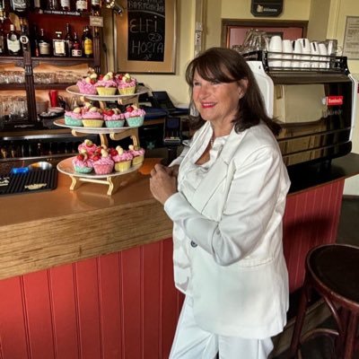 vrijwilliger bij de egelopvang Zoetermeer en ook als bartender bij Poppodium De Boerderij vrijwilliger bij Café Max
