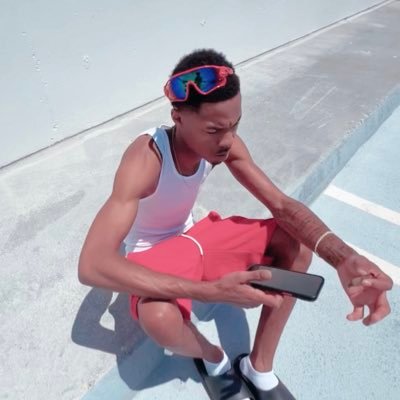 🗣️pretty teeth with a nice demeanour, I’m in a rush. It was nice to meet ya