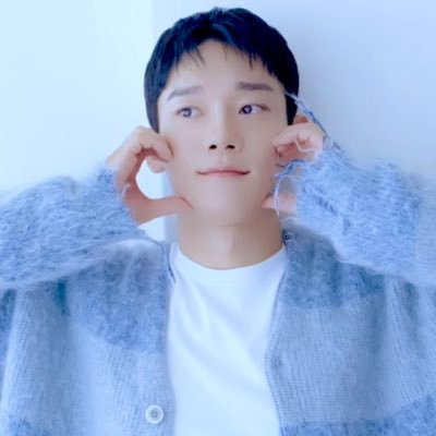 너를 그리는 모든 시간들을 다 모아서 그리움이라고 하나봐. 아름다운 종대야, 안녕. 그대의 계단참이 되어 행복해. 나의 태양같은 첸이라고.