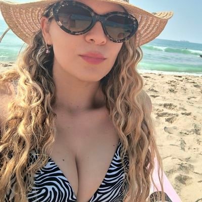 Venezolana Romántica y amante de las estrellas. madre de un niño encantador. Agradecída con Dios por permitirme disfrutar de la vida. Canto y bailo en la ducha.