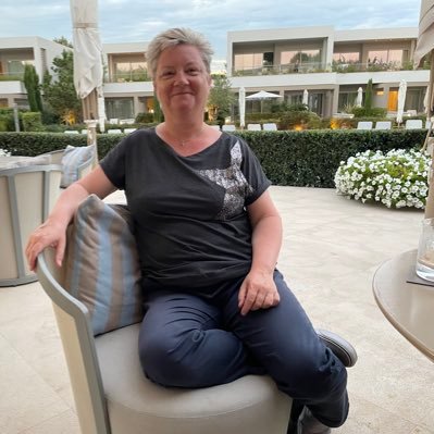 NHS manager, qualified hypnotherapist, student journalist & proud Mum of two fantastic daughters
