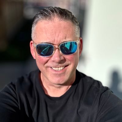 Copywriter. Comic Book Writer. Follow my @GeekNerdNet and @Comic_Canuck feeds for comics. Fan of The Hip, Blue Jays, Stamps, Raptors, & Flames.🇨🇦