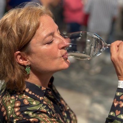 WSET2.Experta en Redes Sociales, especialista en Comercio Exterior y amante del mundo del vino y del Enoturismo.