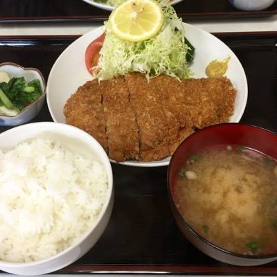 新潟県十日町にあるとんかつメインの小さな定食屋🐖2024.10.1より隣にあるチューンナップ雪将軍が継承し、営業していきます。2代目やまもと食堂をよろしくお願いします🙇♀️