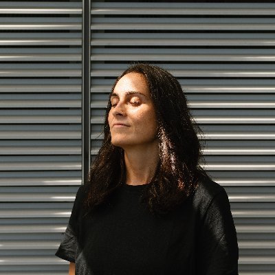 Diseñadora gráfica, curiosa e inquieta. Puedo recordar todas las carátulas de los discos que he escuchado en mi vida, pero los títulos, no cuentes con ello.
