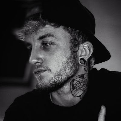 Artiste trans rempli d'encre 🏳️⚧️💉
Graveur de choses spooky, mais pas que 👻