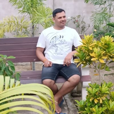 कलम मेरी ताकत
मेहनत से उठा हूँ, मेहनत का दर्द जानता हूँ,
आसमाँ से ज्यादा जमीं की कद्र जानता हूँ।