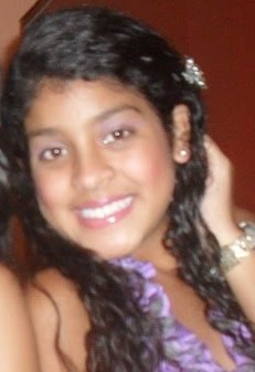 Elα é perfeitα, mαs tem inúmeros defeitos.
Elα fαlα αlto, gritα, dá gαrgαlhαdαs, mas se fαz de tímidα.
Elα é sαntα, mαs sabe provocαr ★