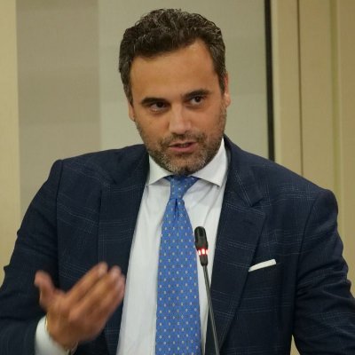 Medico dermatologo. Per 9 anni Sindaco di Bernalda (Matera) ed ora Consigliere Regionale in Basilicata. Amante del Milan e delle sfide che contano.