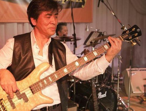 広島市在住、趣味は 楽器演奏エレキベースでおもにオールヂィーズをメインでやってます。仕事は保険業です。