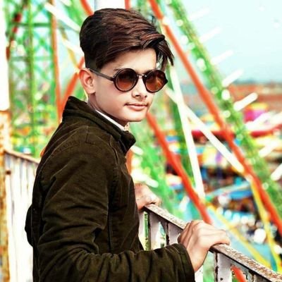 رکھتی ہوں خود پہ یقین کامل سہارا کسی کا میں لیتی نہیں غیرت آنکھوں میں غصہ دماغ میں شرافت خون میں نام ھے... ریحان