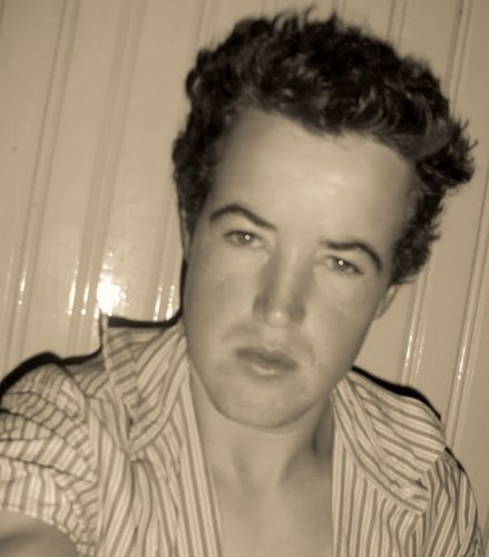 Gremista,Gaúcho, Simpático, extrovertido...
Pra que ler issuh?
Não é mais fácil me
seguir logoh?
Dai vuxê me conhece
pelos meus posts! =p