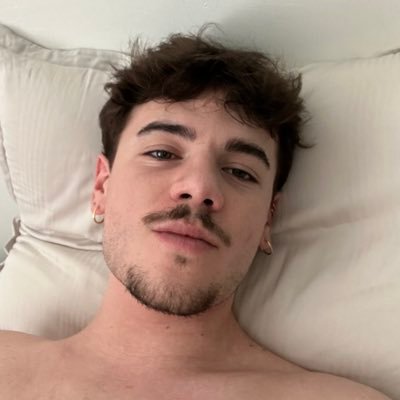 Just writin' that tweet for all the bitches out there, Shakin' their ass like they just don't care