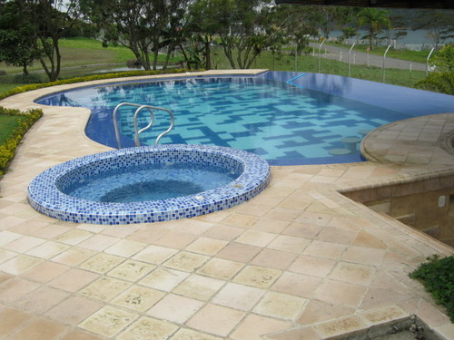 Empresa dedicada a la comercialización y distribución de productos químicos y  accesorios para el mantenimiento de aguas de  piscinas, jacuzzi y turcos