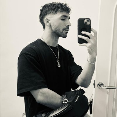 Me gustan las motos, los coches, el aceite, el motor. Soy hacker, de esos que pueden arruinar empresas enteras pero soy buena gente.