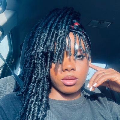 Come with me let's go outside and touch...grass --Low budget princess. --Eze nwaanyị obi oma #SmallCoke