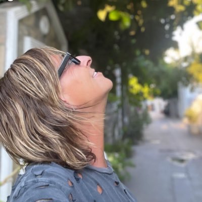 Gulsum_Apaydin's profile picture. Sanma ki umrumda pabucumun çözülmüş ipleri, yumuyorum gözlerimi yıkılıp ölüyor dünya.