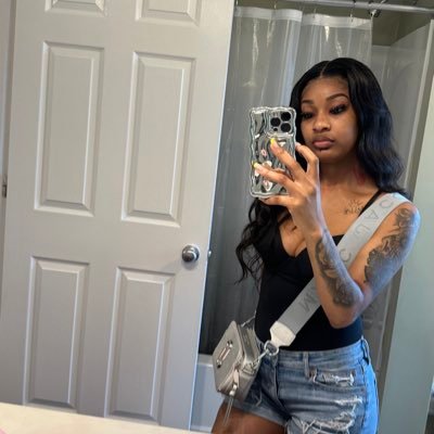 Girl Mom 🩷 | Thankful 🙏🏽 & Focused 🦋. • fmoig : monicaa.xx •