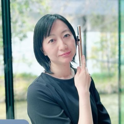 福岡を拠点とする笛吹きです。見た目はちゃんとフルート奏者っぽいそうですが、中身はオッサンです。 たまにホラも吹きます。 こちらは好きな物中心に。ニホンヤモリ🦎カナヘビ🦎カエル🐸好きな事は食べ歩き、温泉・岩盤浴→昼寝。車で行けるところは遠くない🚗 レッスンはご相談ください。フルートカルテットSarah🪈✨