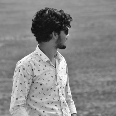 हजारों बातें दिल में दफन कर, अब खामोश रहना पसंद है मुझे..!!🖤