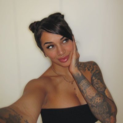 island girl • online wifey • come find out 🇹🇴 https://t.co/r1jlFYp4Jn links below ⬇️
