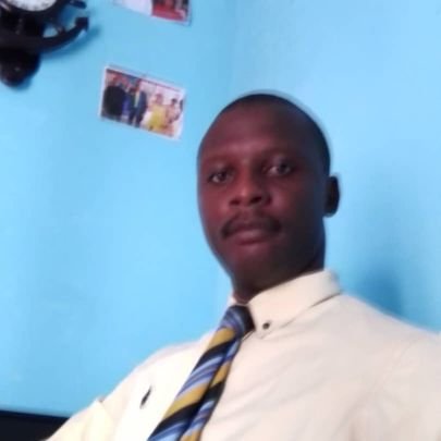 informaticien, écrivain,
journaliste indépendant, licencié en droit public international.
Président fondateur de CDPE