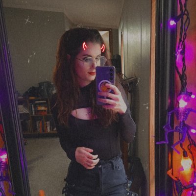 weirdgremlingal's profile picture. if ur here get ready for tweets about rezz and anime 🫶🏻