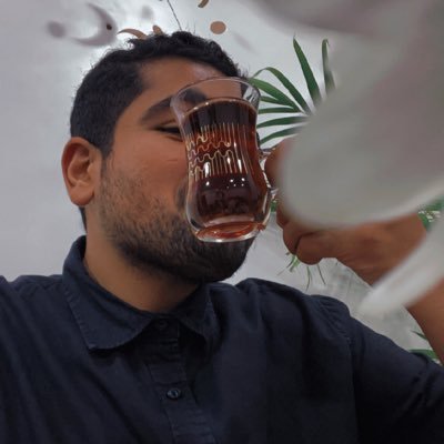 موظف عادي في الصباح وممنتج فيديو في المساء