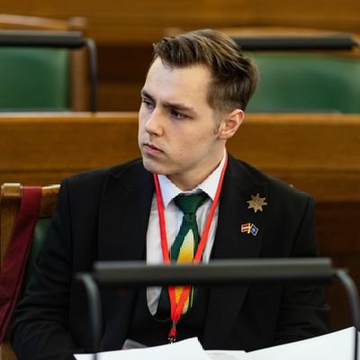 Esi sveiks!🇱🇻
Esmu šeit savu seņču godu un tikumu turēt. Lai top!
11. Jauniešu Saeimas deputāts,
NA biedrs.
Tukumnieks, galdnieks, dievturis.