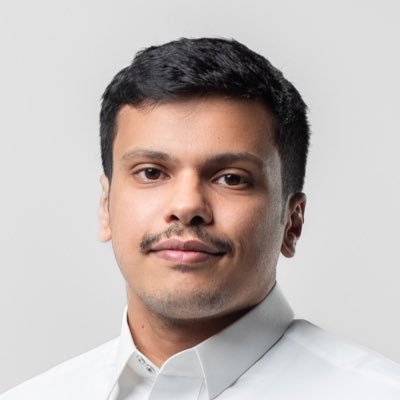 صانع محتوى عن العملات الرقمية والأسهم على يوتيوب، رخصة إعلانية موثوقة