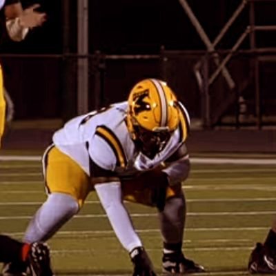 Darian Davis
DT/G at Fort bend Marshall
C/o 2025
6' 250lbs
3.1 GPA||
525 Squat||
315 bench ||
255 Powerclean