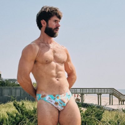Friendly and confident guy who enjoys travel, the gym, and showing off. I'm passionate & love connection. You can say hi if you see me in public😀 Onlyfans👇🏼
