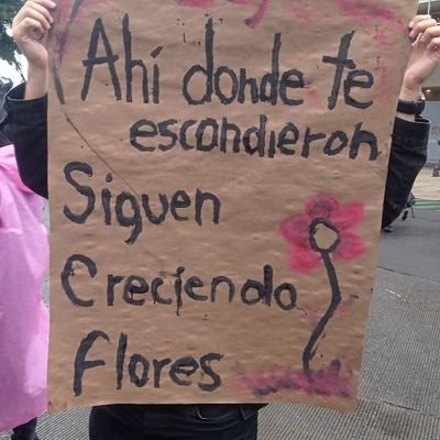 Todos entre vaga luz siento que el gris me infecta poco a poco