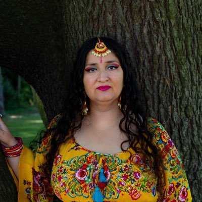 British Asian vocalist. Cross-genre, Punjabi, Folk. Lead singer of @kinaaraofficial.