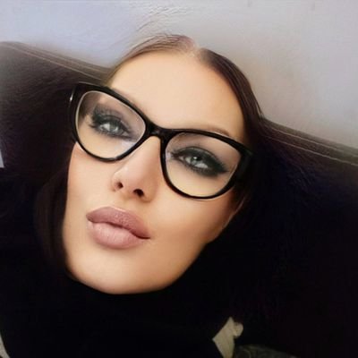 Pracuje obecnie online, zdalnie, marketing, twórca.
