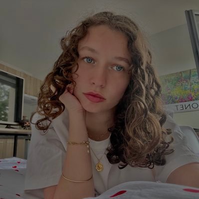 emilie_blhc's profile picture. † sensibilité à fleur de peau