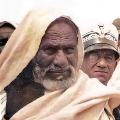 وعلى باب الأماني طال إنتظاري عمراً كاملاً ولَم أُبالي رجوت تحقيقها يا خالقي وليس لِغَيْرك تعلق الأماني