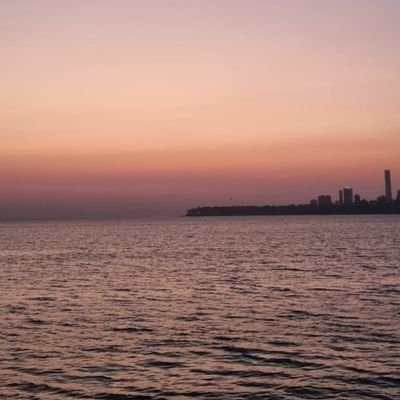 باحث قانوني .. بكالريوس في القانون.. وباحث فالقانون الخاص.. (مظهرك عنوان شخصيتك).