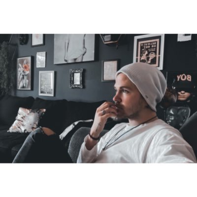 boytalkstrash's profile picture. Floating around this universe trying to find my place.🖤💀🔮