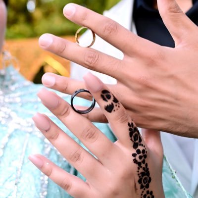 و يمضي بنا العمر و لا ندري هل حقا عشنا الحياة ، أم أننا
فقط كنا على قيدها أحياء 💔😔