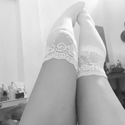 linh_thi158's profile picture. bé muốn được các anh yêu trên giường không muốn bị phạt ạ