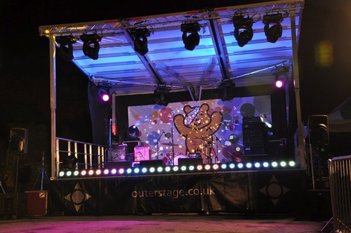 6M wide 5M deep and 4M high 1000KG rigging, solid roof. quick build corporate or festivals https://t.co/sFeTf3Y8w5 for pics