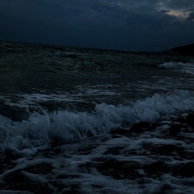 ابقَ كتومًا، ليسَ على الجميع أن يعرف كل شيء حولك.