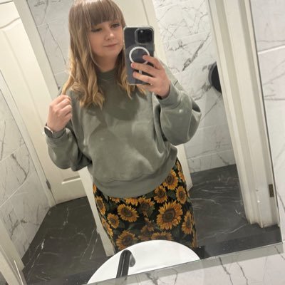 ashley / 27 / scotland / i have a cat / priv is @beerb0ngs